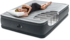 Intex Comfort Plush Hoog Luchtbed - Queensize - Ingebouwde Elektrische Pomp 17 Intex Comfort Plush Hoog Luchtbed - Queensize - Ingebouwde Elektrische Pomp -Bo-Camp Winkel 1320 1900 64414 inuse3 2023 300