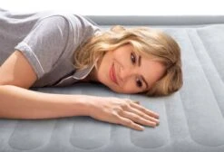 Intex Comfort Plush Hoog Luchtbed - Queensize - Ingebouwde Elektrische Pomp 20 Intex Comfort Plush Hoog Luchtbed - Queensize - Ingebouwde Elektrische Pomp -Bo-Camp Winkel 1320 1900 64414 inuse4 2022 300