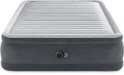 Intex Comfort Plush Hoog Luchtbed - Queensize - Ingebouwde Elektrische Pomp 16 Intex Comfort Plush Hoog Luchtbed - Queensize - Ingebouwde Elektrische Pomp -Bo-Camp Winkel 1320 1900 64414 prd2 2023 300