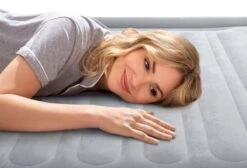 Intex Comfort Plush Luchtbed - Eenpersoons - Ingebouwde Elektrische Pomp -Bo-Camp Winkel 1320 1900 67766 inuse4 2022 300
