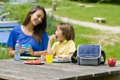 Campingaz Fold 'N Cool Koeltas - 5 Liter 8 Campingaz Fold 'N Cool Koeltas - 5 Liter -Bo-Camp Winkel 900 1352 cooler fold n cool 5l dark blue 2000011722 lifestyle 2