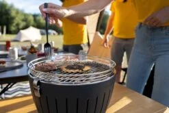 LotusGrill XL Hybrid Houtskoolbarbecue - Rood 23 LotusGrill XL Hybrid Houtskoolbarbecue - Rood -Bo-Camp Winkel lotusgrill in gebruik hamburger 3